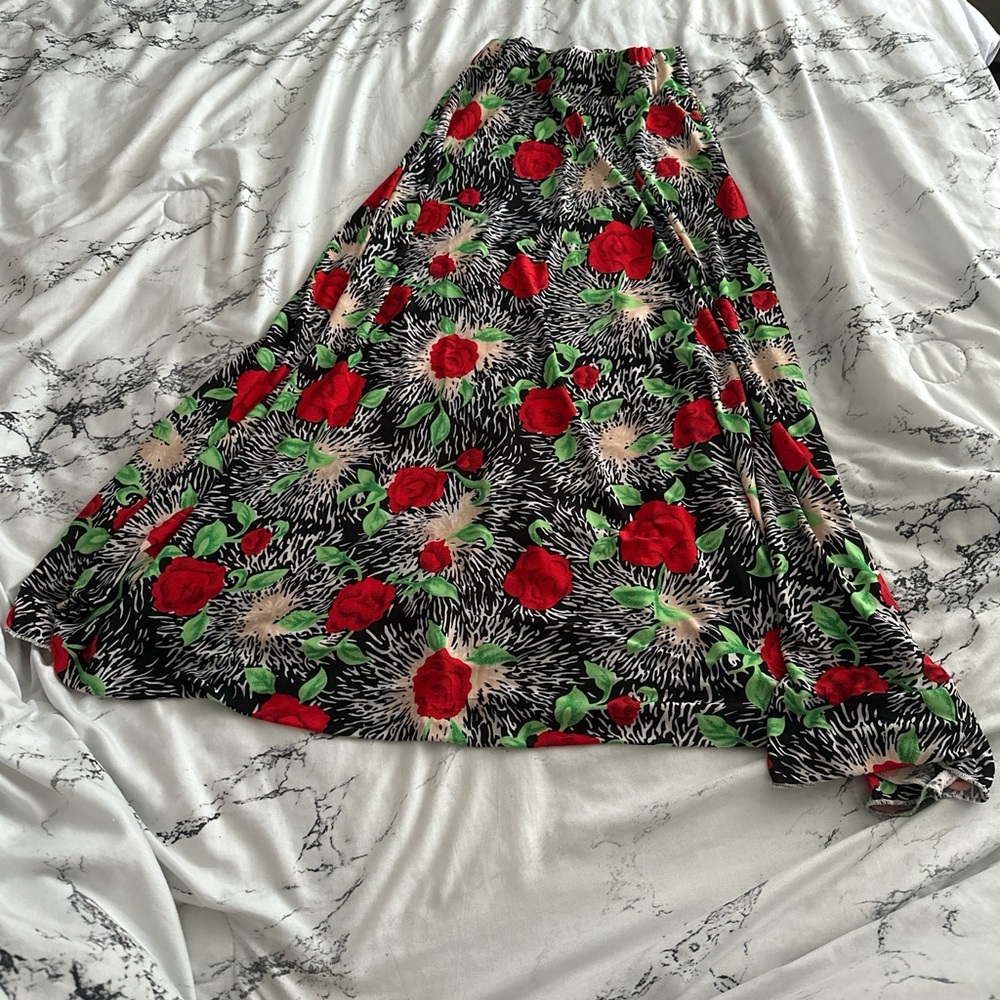 Size small Emily Stacy black and red rose print maxi skirt #maxiskirt